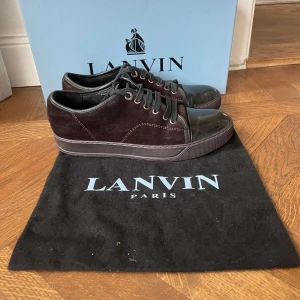 Vinröda lanvin skor - Säljer ett par sjukt snygga o stilrena lanvins! Skorna är i skick 7/10. En liten skada på högra cap toen(Som är med på tredje bilden). Storlek 41/uk6. Skorna kommer med låda och dustbag. Nypris 5500, vårt pris 1999. Vid någon fundering, Hör av dig! 