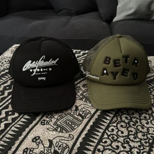 Trucker keps - Säljer två st trucker kepsar med ljusterbar storlek. Endast testade. 400 styck eller paketpris 700kr Ena är Olive färgad från Pequs köpt för 599kr Andra är svart färgad från Pegador köpt för 579kr 