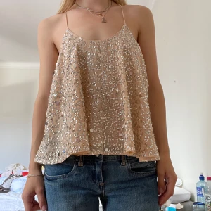 Festtopp - Supersöt festtopp, perfekt en sommarkväll. Glittrar så fint i solen. Den är i storlek 36 men passar även 34, skulle uppskatta att den även passar 38. Köpare betalar frakt 