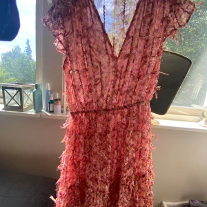 Zaraklänning - Säljer min superfina klänning från Zara som inte längre går att köpa! 💖Sitter hur snyggt som helst. Strorlek M!