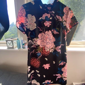 Zaraklänning - Så snygg klänning från zara, helt slutsåld💕