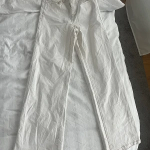 Vita jeans  - Snygga vita vida jeans från Pernilla Wahlgren kollektion, säljer då de är för små. Sällan använda! 