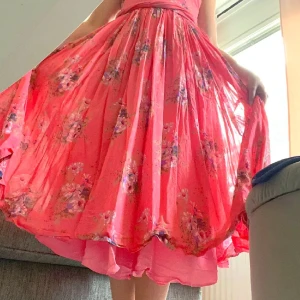 Klänning  - Fin sommarklänning med dragkedja i ryggen och snörning i midjan  Underkjol 