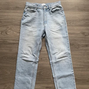 Straight leg jeans - Jeans från studio total. Ganska bra skick, en liten fläck på baksida ben. Nypris cirka 350kr. (Köparen står för frakten) skriv för frågor eller mått.