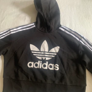 Adidas hoodie - Säljer denna adidas hoodie pga att den inte passar mig. Den är lite kortare i magen och är helt oanvänd. Jättebra skick!