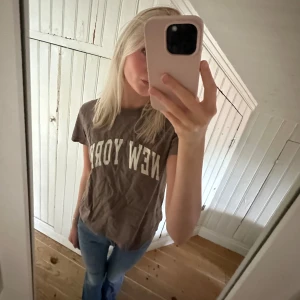 New York topp - New York topp från Brandy Melville. Säljer två varav en har  lappen kvar och den andra är använd ca två gånger💞