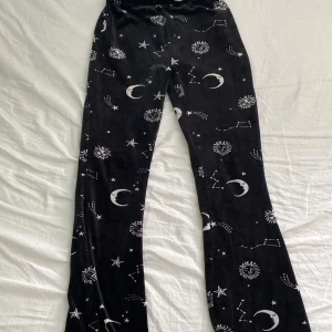 Mjuka byxor - Ett par mjuka byxor som är väldigt stretchiga och är i ett bra skick! De har fina vita mönster på sig💗 Säljer då de inte kommer till användning längre, jag skulle säga att de passar mellan 146-158