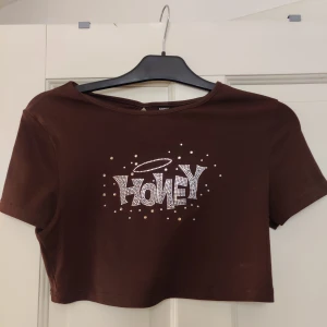 Brun croptop med tryck  - Använd enstaka gång Ganska kort i modellen 