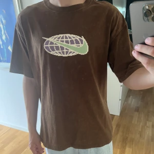 Nike tshirt - Säljer denna unika nike t shirten som passar bra med mycket plagg. Jag har använt den max 3-4 gånger och i princip helt ny. Fler bilder på plagget från hemsidan kan skickas
