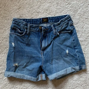 Lee Mom denim shorts - Never used, only washed. Avaliable in Stockholm or I can post it. Size: W28= S/36