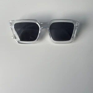 Solglasögon  - Säljer ett par helt nya solglasögon.