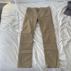 Jeans Jack & Jones oanvända nyskick. - Säljer mina beige färgade Jeans som endast användits en gång. Köpte dessa i Italien på Jack & Jones men kan inte hitta denna modellen i Sverige.  Är lite skrynkliga pga av de har legat i min garderob utan användning i några få månader. Annars 10/10 