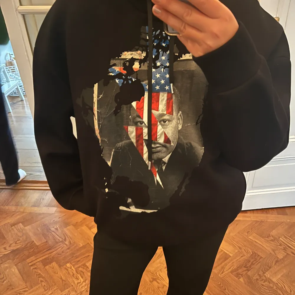 Oanvänd hoodie från Neil Barrret! Likadant tryck på fram och baksidan! Nypris 300 euro 💕 Säljer för 800kr men pris kan diskuteras!❤️. Hoodies.