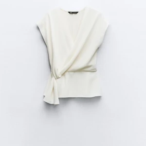 Blus från zara - En vit blus från zara (andvänd en gång) ❤️ skriv privat för bilder på