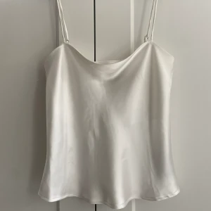 Gina Tricot satin linne - Supergulligt linne i satin från Gina Tricot! Storlek S, köpt förra året o använd vid ett tillfälle så i bra skick utöver några tråddragningar i tyget🤍Säljer pga används ej.