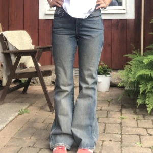 Flared jeans - Utsvängda jeans från Weekday med medelhög midja. Helt oanvända då de tyvärr är lite för små i midjan för mig. Strl 26/32