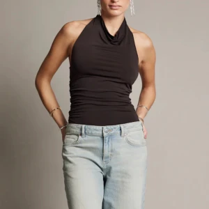 Halterneck topp - Brun halterneck topp i storlek S. Använd 1 gång men är inte riktigt min stil tyvärr🌸