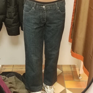 Low waist jeans - Low waist jeans, mörkblåa Storlek S/34 Köpta second hand så vet inte vilket märke! Bra skick 100 kr 