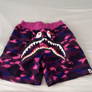 Bape shorts  - Bape shorts är snygga och sköna Artister som xxxtentacion och Kanye West har haft på sig de. Jätte snygga och sköna 