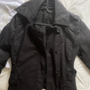 Kort trenchcoat  - Köpt second hand men själv bara använt 1 gång kort stund. Jätte bra skick och jätte fin och classy  på😍
