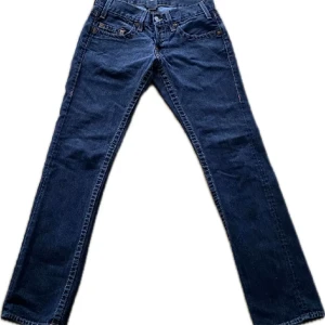 True religion jeans - Säljer mina true religion jeans då dem är för stora i midjan, dem är lite sönder i ena benet men det går att sy! Kom med prisförslag (lånade bilder)