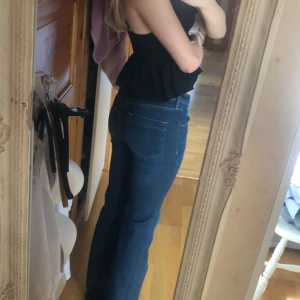 Mörkblå jeans - Fina lågmidjade jeans i ett bra skick.Storlek 26/32