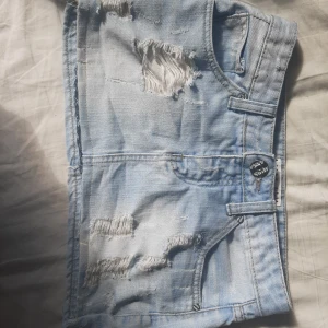 Jättefin jeansshorts - Jättefin jeans kjol av märket miss anna. Sydd så att den är lite kortare men det är inte något som märks. Bra skick. Kontakta mig vid minsta fråga 💕💕