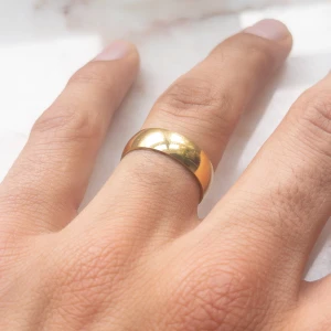 Ring - Dessa modeller är inte justerbara! Dom kommer i en tunn, mellan och bred design!💕 Ringarna finns i guldig design och silver! Ringarna kommer i storlekar 6,7,8,9! Om du har en fråga är det bara att skriva!