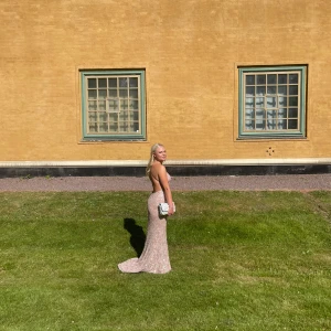 Balklänning  - Balklänning från dressroome Linné!  Använd 1 gång och är i fint skick Stor i storleken för att vara en 34/36