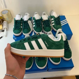 Adidas Campus 00s ”Dark Green” - Adidas Campus 00s ”Dark Green” Storlek: 37 1/3 Skick: Helt nya i box Pris: 1500:-