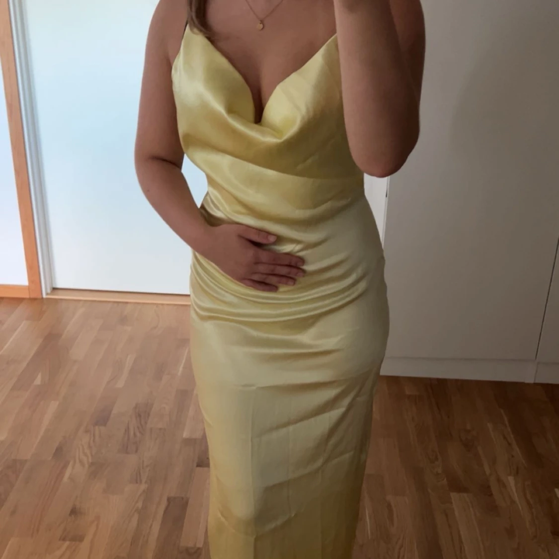 Gul satin klänning  - 90