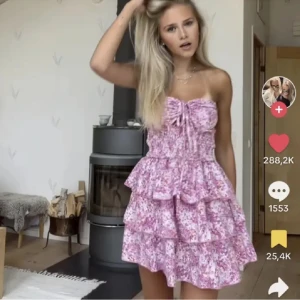 Klännkng - Super söt klänning, aldrig använd. Lånade bilder