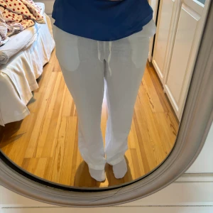 Nya linnebyxor - Superfina linnebyxor från BokBok. Aningen genomskinliga med mörka underkläder. Är aningen tajta på mig så behövde skicka tillbaka! Nypris 499kr