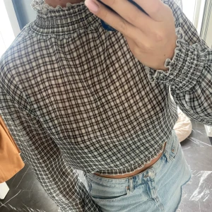 Snygg topp - Supersnygg rutig topp från Prettylittlething, helt ny med lappen kvar i motsvarande storlek S/M
