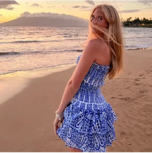 Bandeauklänning - Säljer denna snygga Charo ruiz liknande klänningen, jätte fint skick, även väldigt stretchig så passar mellan Xs-M skulle jag säga💓🌟