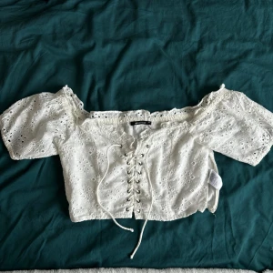 Söt off shoulder topp  - Supersöt croppad off shoulder topp från Gina Tricot! Säljer den då den inte kommer till användning och har aldrig använts! Storlek 38🫶🏼