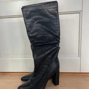 Svarta stövlar med klack från Public Desire - Svarta stövlar med klack från public desire i storlek 41. Dom är aldrig använda. Säljer för 350kr exklusive frakt