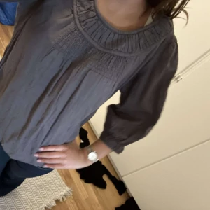 Grå blus  - Perfekt blus nu till sommaren. Har en liten scrunch på ryggen som framhäver midjan. Storlek xs. 