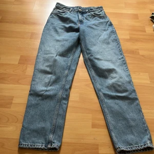 monki jeans - högmidjade, längden är 99cm passar storlek 36 och 38