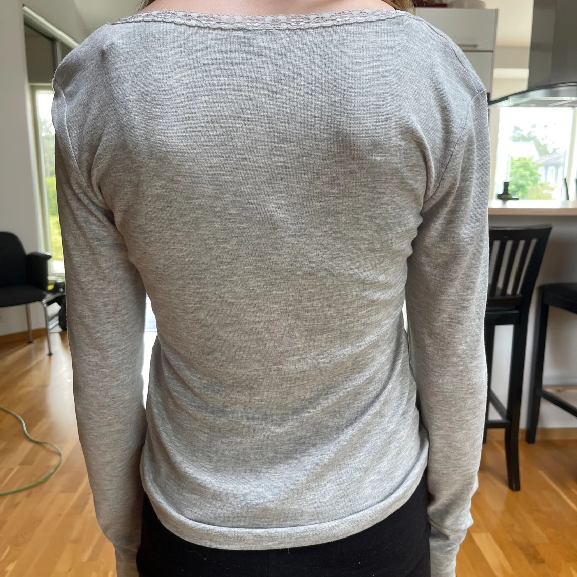 Grå tröja med spets  - 91
