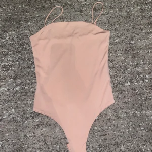body - babyrosa body från Bikbok.   Kontakta för mer info/fler bilder. Kan postas men köpare står för frakten, kan mötas upp i malmö. 