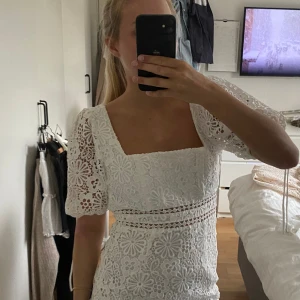 Klänning - Säljer en student klänning som är helt ny och inte använd, beställde fel storlek och glömde lämna tillbaka 