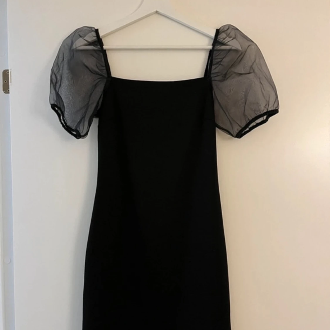 Kort klänning med puffiga ärmar 