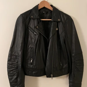 Skinnjacka mc-stil  - Snygg skinnjacka i bra skick! Storlek 38. Sitter snyggt på mig som är 160 och vanligtvis har strl S.