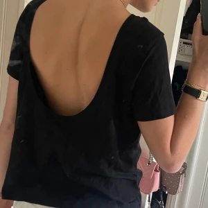 T-shirt med öppen rygg - Jättefin t-shirt med djup rygg från NAKD. Storlek XS men passar även S. 