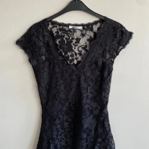 Spets t-shirt - Jättefin spets  t-shirt från Gina Tricot i strl S, inte genomskinlig men väldigt trendig 