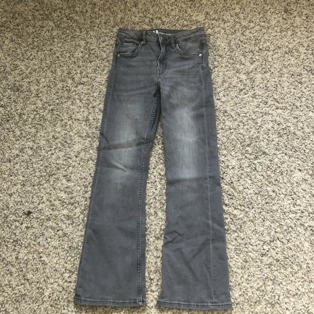 Super fina jeans från Kappahl. ”Storlek 140” Andledning säljer: dem blev för små för mig!❤️❤️. Jeans & Byxor.