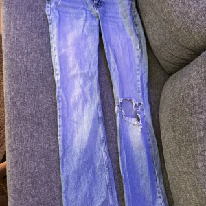 Jeans  - Gina Tricot jeans storlek 32 Väl använda Hålet är sönder på knäet Nypris 500kr