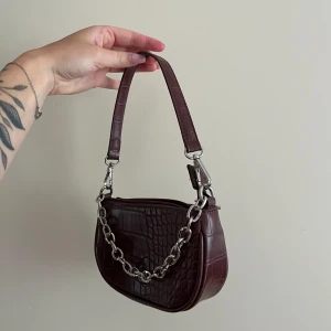 Brun väska  - Liten brun väska från NA-KD. Aldrig använd. Köparen står för frakten men kan mötas i Kalmar. 