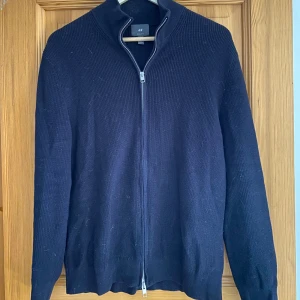 Fullzip  - Full zip från H&M, asskön och knappt använd. Sitter perfekt på 178-185. Perfekt till senare sommarkvällar :)